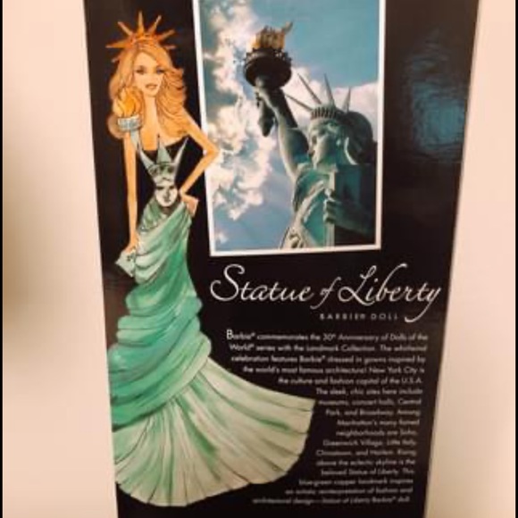 Limited edition Statue of Liberty Barbie - Picture 2 of 3